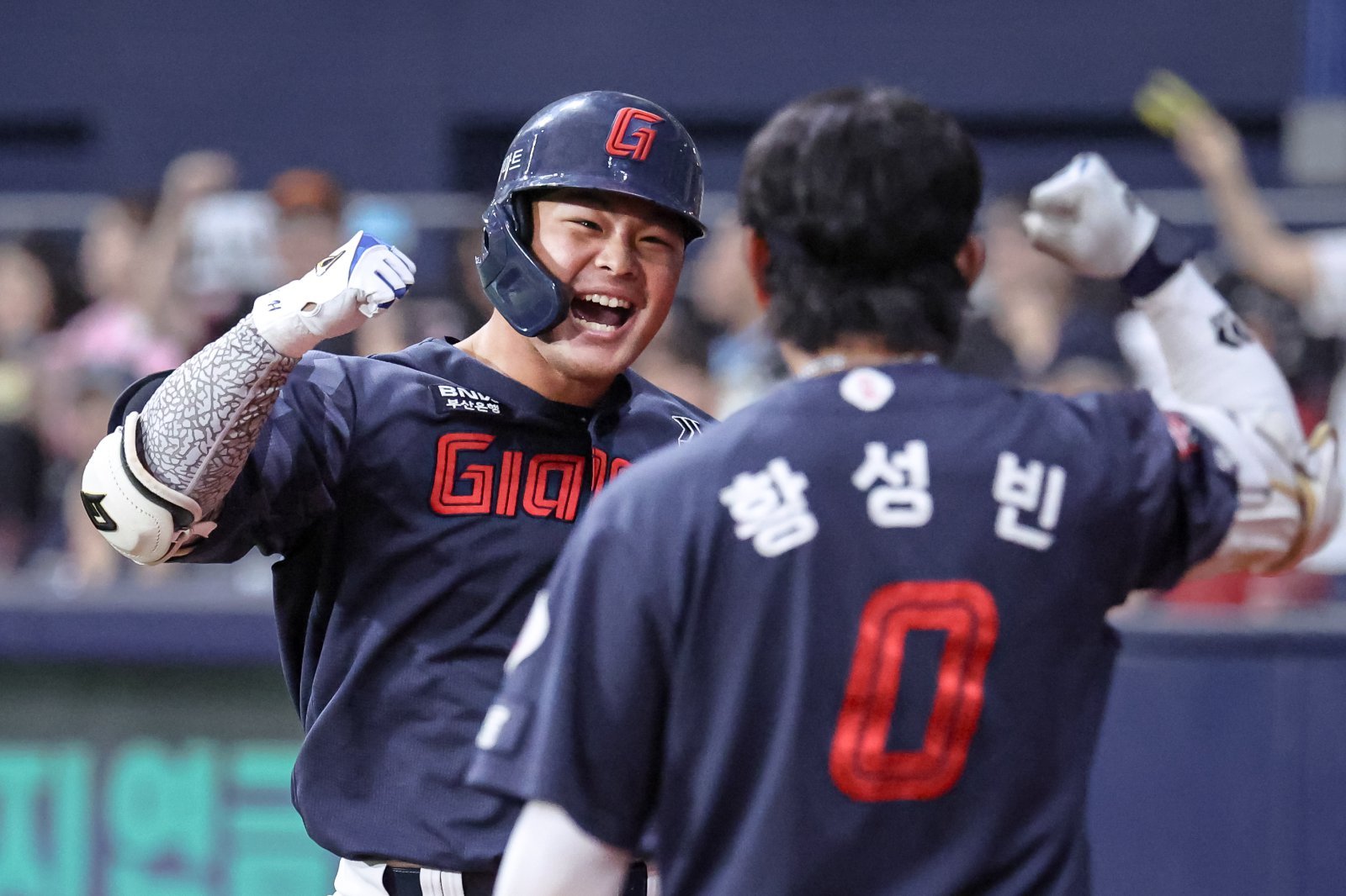 ‘사직 무라카미’라는 별명을 얻은 김동현(왼쪽)은 롯데의 장타 가뭄을 해결할 자원으로 기대가 크다. 사진제공|롯데 자이언츠