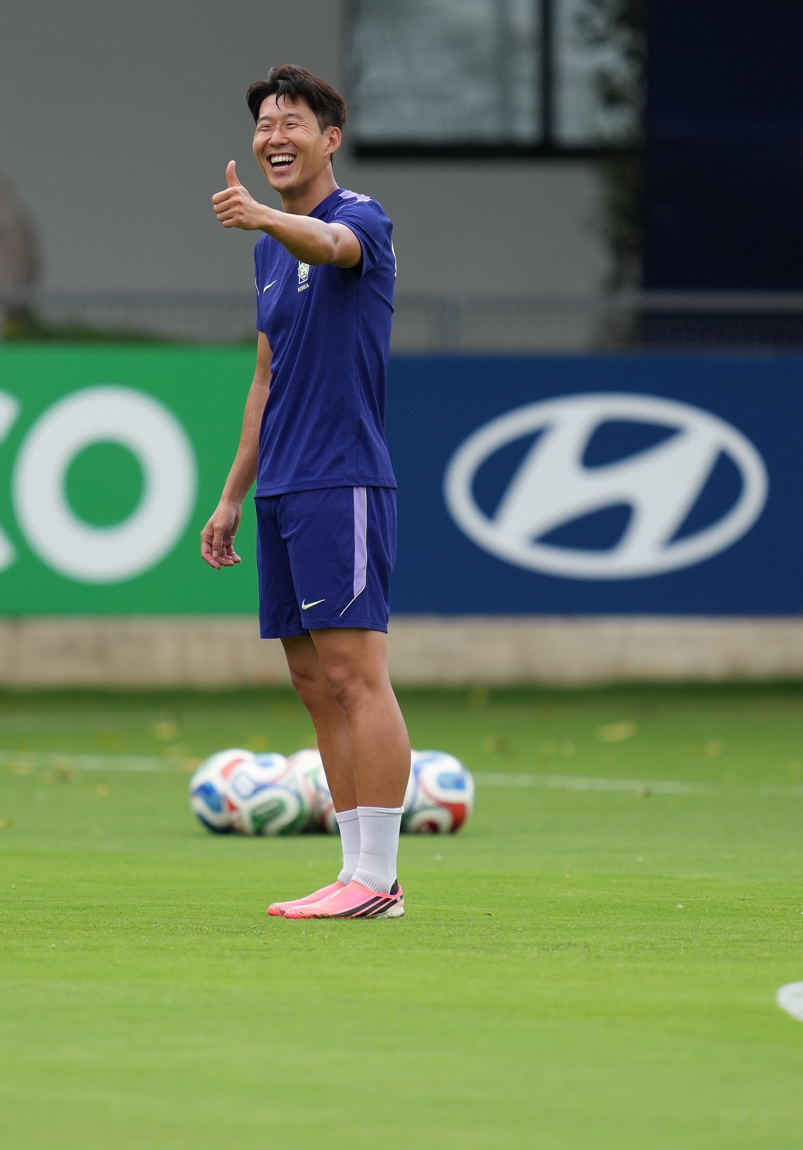 축구국가대표팀 주장 손흥민(왼쪽)이 18일(한국시간) 치바스 베르데 바예에서 훈련 도중 활짝 웃고 있다. 과달라하라|신화뉴시스