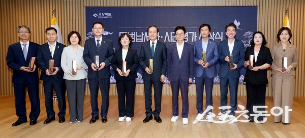 경상북도 ‘2026년 시군평가 우수 시군 시상식’ 기념 촬영을 하고 있다. 사진제공 ㅣ 경상북도