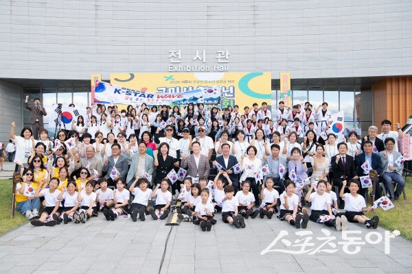 ‘2026년 구미시 청소년 꿈·끼 자랑대회’ 참가자들이 기념 촬영하고 있다. 사진제공 ㅣ 구미시