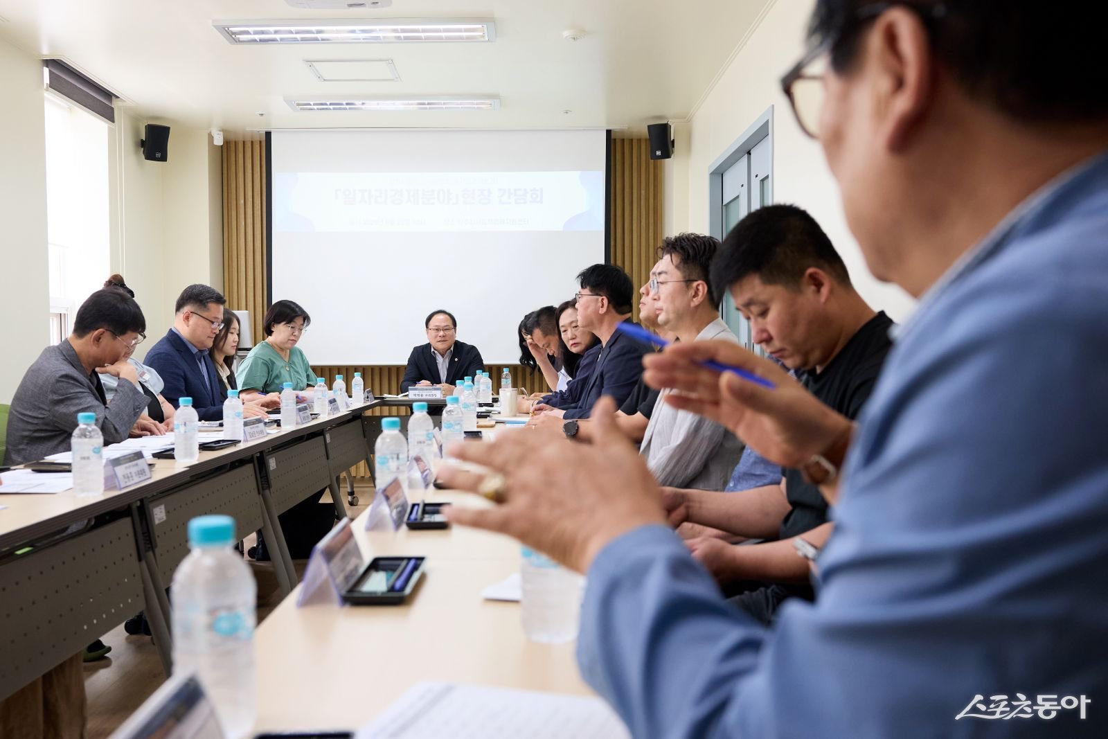 지난 22일 양주시 사회적경제센터와 인수위원회 회의실에서 일자리경제 분야 현장간담회를 개최했다.