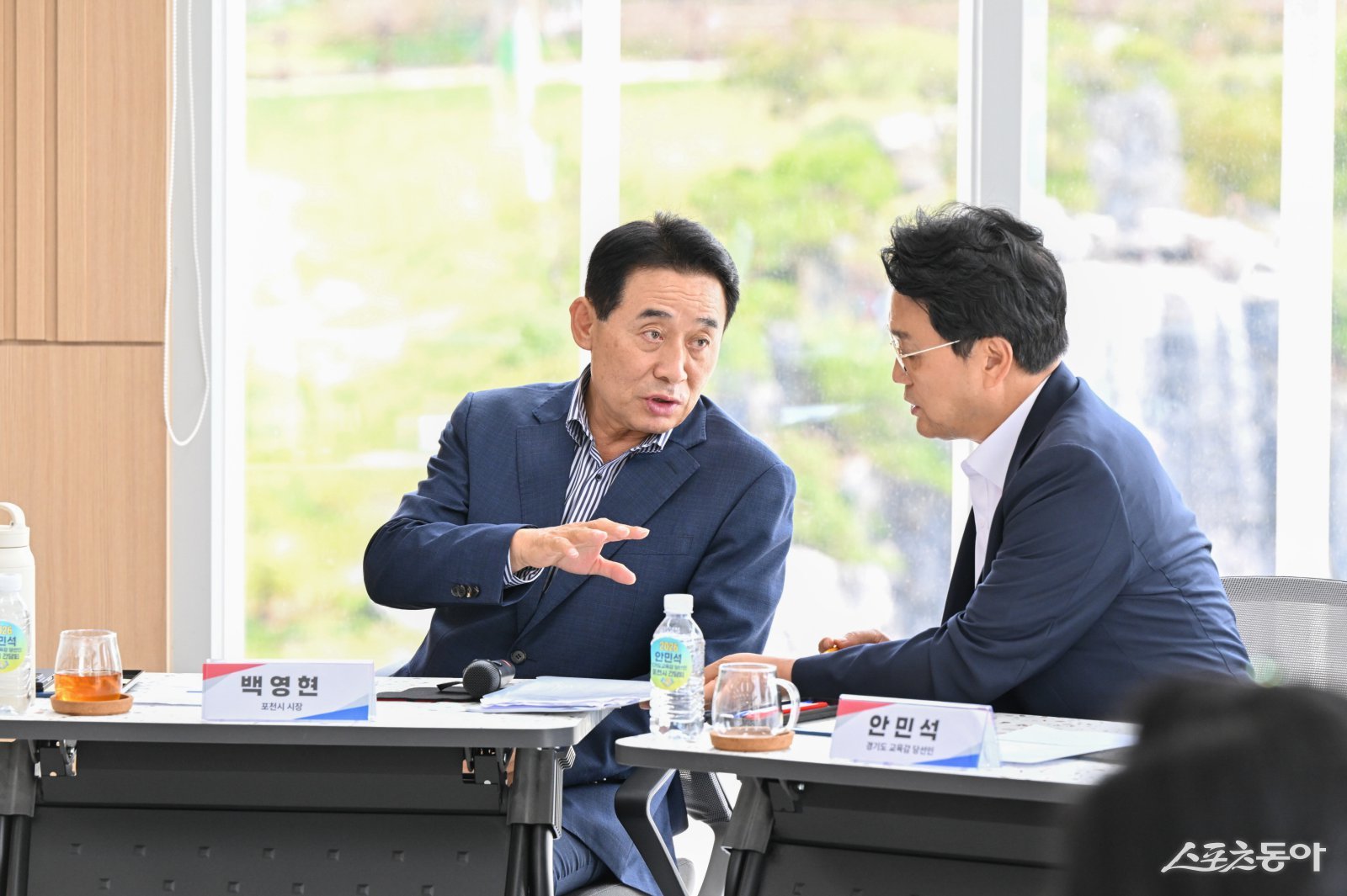 백영현 시장은 지난 19일 포천두런두런에서 안민석 경기도교육감(오른쪽) 당선인 교육간담회에서  포천교육의 발전 방향을 논의했다. 