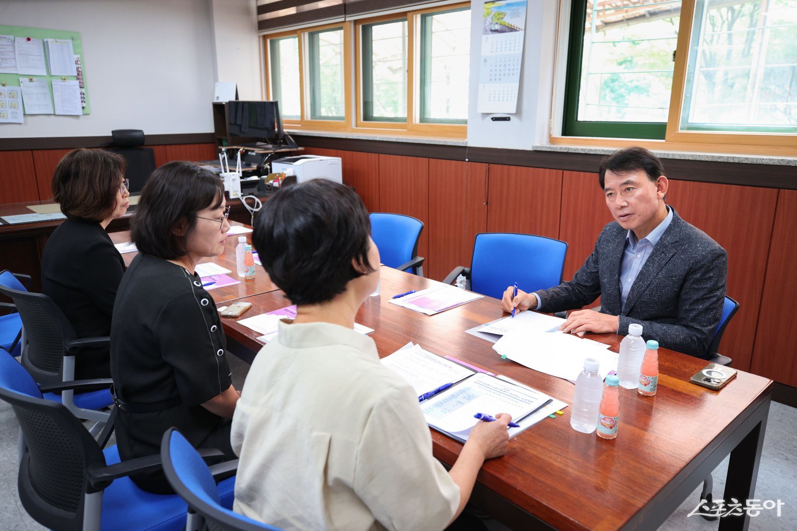최현덕 남양주시장 당선인(오른쪽)이 22일 경은학교를 방문해 학교 관계자들과 특수교육 현안 및 통학환경 개선 방안을 논의하고 있다.