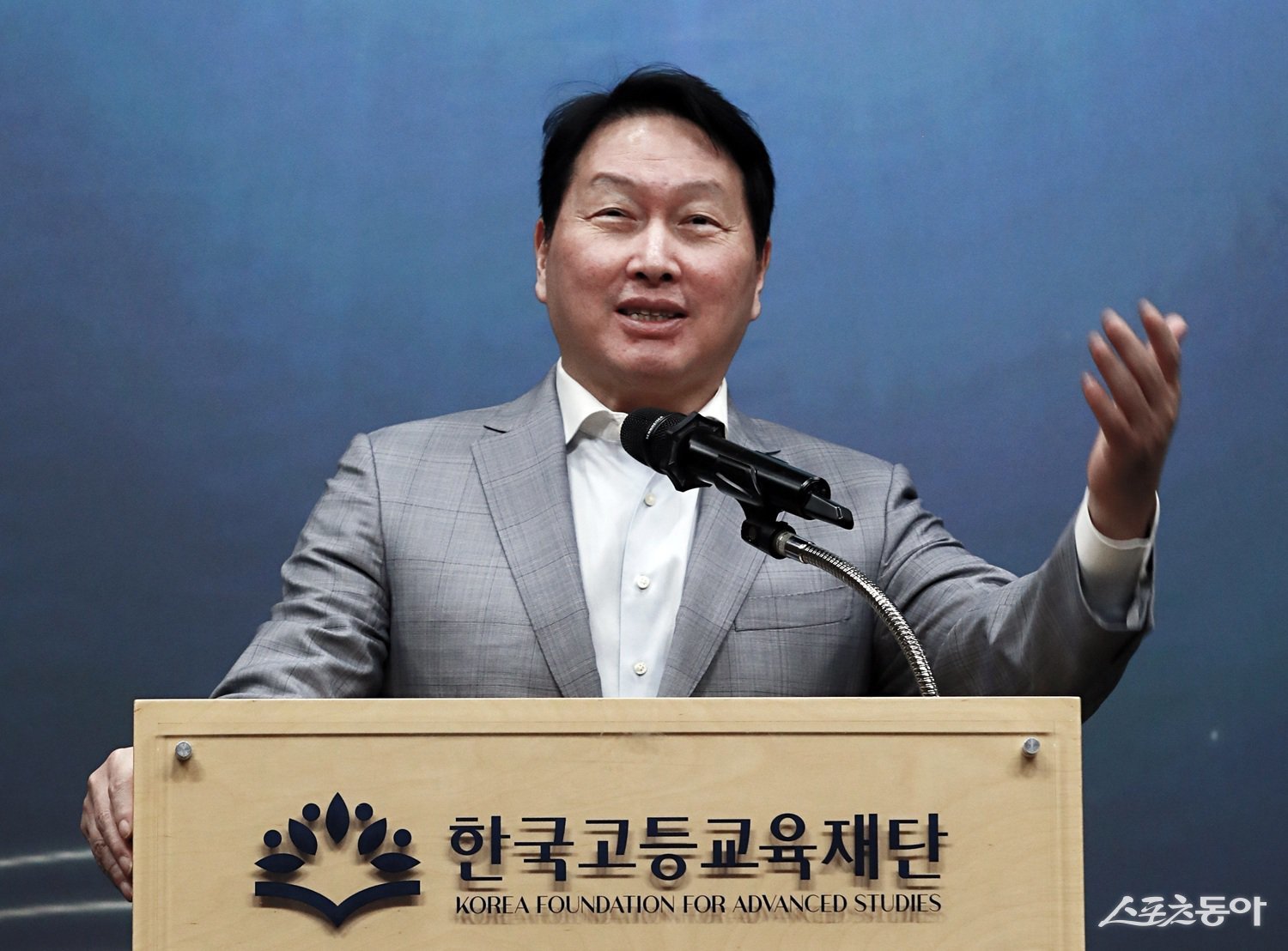 최태원 SK회장 겸 한국고등교육재단 이사장이 22일 서울 강남구 한국고등교육재단(KFAS) 빌딩에서 열린 신진학자상·해외유학장학증서 수여식에서 격려인사를 하고 있다. 사진제공|SK