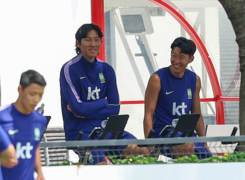 축구대표팀 황희찬, 손흥민, 김승규(왼쪽부터)가 남아공과 북중미월드컵 조별리그 최종 3차전이 펼쳐질 멕시코 누에보레온주 몬테레이로 향하기 앞서 할리스코주 사포판의 치바스 바예 베르데에서 훈련하며 웃고 있다. 사포판|뉴시스