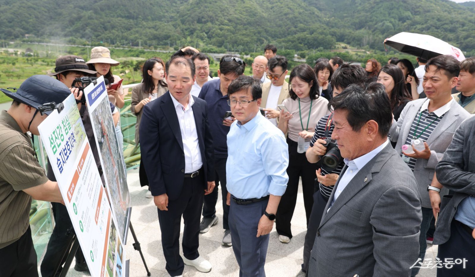 김성환 기후에너지환경부 장관이 국가습지보호지역인 곡성 침실습지와 섬진강·보성강 합류부를 방문해 생태복원 현황과 유역 관리 실태를 점검하고 있다. 사진제공=곡성군