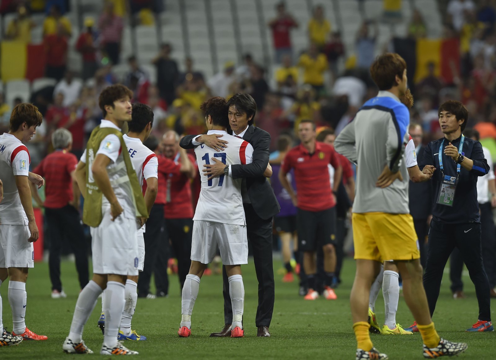 홍명보 축구국가대표팀 감독(가운데)이 2014브라질월드컵 조별리그 최종 3차전서 벨기에에 0-1로 패한 뒤 이청용과 포옹하고 있다. 사진제공|대한축구협회
