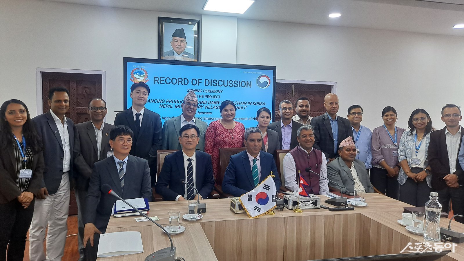농림축산식품부와 한국농어촌공사는 지난 19일 네팔 농업환경부와 ‘한-네팔 시범 낙농 마을의 낙농 생산성 및 가치사슬 향상 사업’ 협의의사록(R/D)을 체결했다고 밝혔다. 사진제공=한국농어촌공사