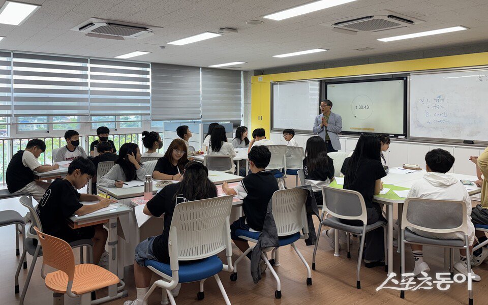 전남교육청은 23일 여수 경호초등학교를 시작으로 여수·완도·신안 지역 8개 초등학교에서 ‘글로 피어나는 섬 이야기’를 운영한다고 밝혔다. 사진제공=전라남도교육청