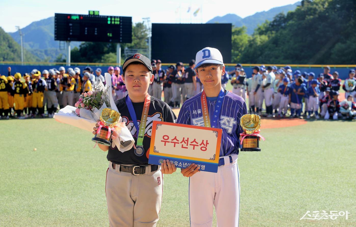 제2회 횡성한우리배 전국유소년야구대회 유소년(U-13) 청룡 우수선수상을 받은 일산자이언츠유소년야구단 이재우(왼쪽)와 동작구유소년야구단 이지형. 사진제공|대한유소년야구연맹