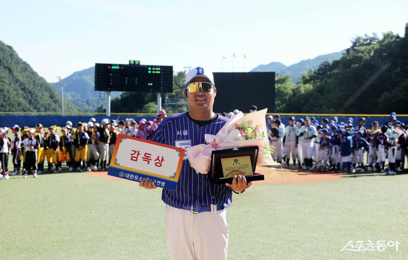 동작구유소년야구단을 제2회 횡성한우리배 전국유소년야구대회 유소년(U-13) 청룡 우승으로 이끈 신희광 감독. 사진제공|대한유소년야구연맹