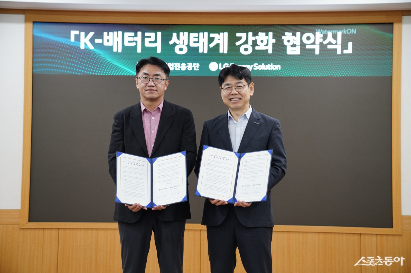  LG에너지솔루션 김제영 CTO(왼쪽)와 중소벤처기업진흥공단 반정식 지역혁신이사가  ‘K-배터리 생태계 강화 업무협약(MOU)’ 체결식에서 기념촬영을 하고 있다. 사진제공｜ LG에너지솔루션