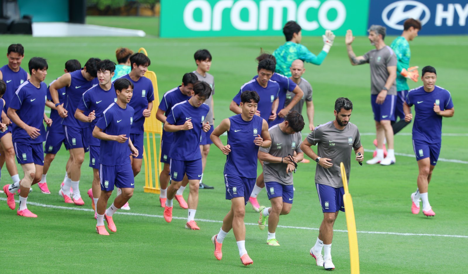 축구국가대표팀 선수들이 24일(한국시간) 멕시코 누에보레온주 몬테레이의 에스타디오 우니베르시타리오에서 훈련을 진행하고 있다. 몬테레이|뉴시스
