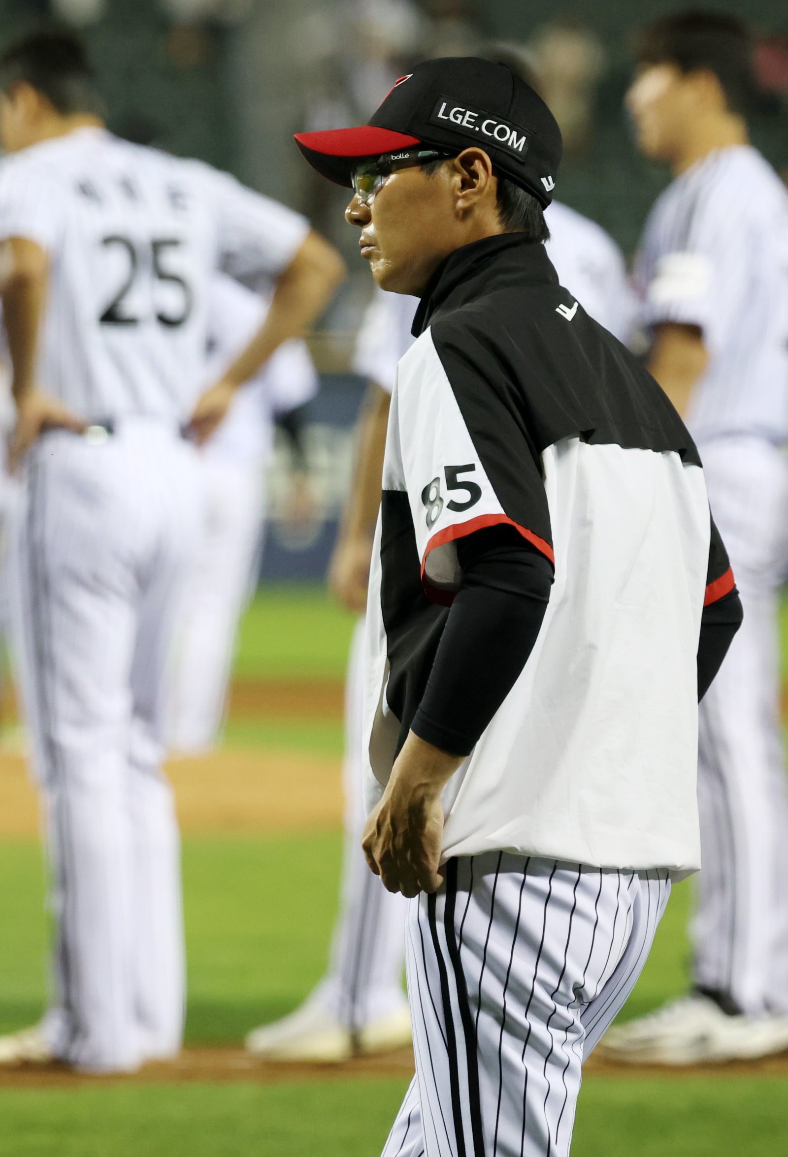 일단 단독 선두로 반환점 돈 LG 염경엽 감독 “1등 확정 위해선 ‘+30’ 이상을 해야 한다”
