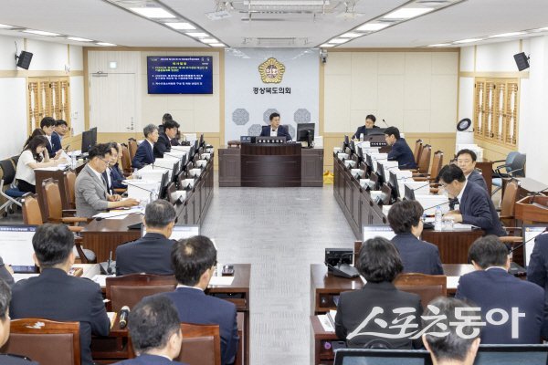 경상북도의회 예산결산특별위원회가 경상북도와 경상북도교육청이 제출한 2026년도 제1회 추가경정예산안 및 기금운용계획 변경안을 원안 가결했다. 사진제공 ㅣ 경북도의회