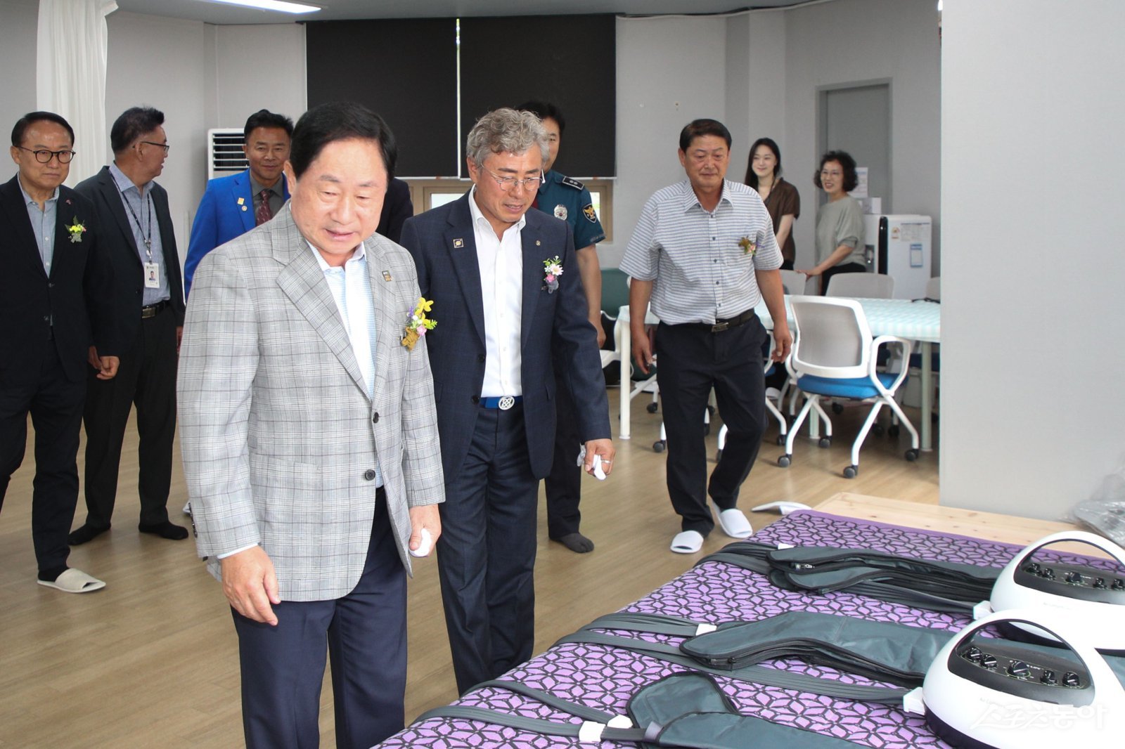 주광덕 시장은 24일 금곡동 마을회관 내 ‘금곡데이케어센터’를 개소식에서 내부를 살펴보고 있다. 