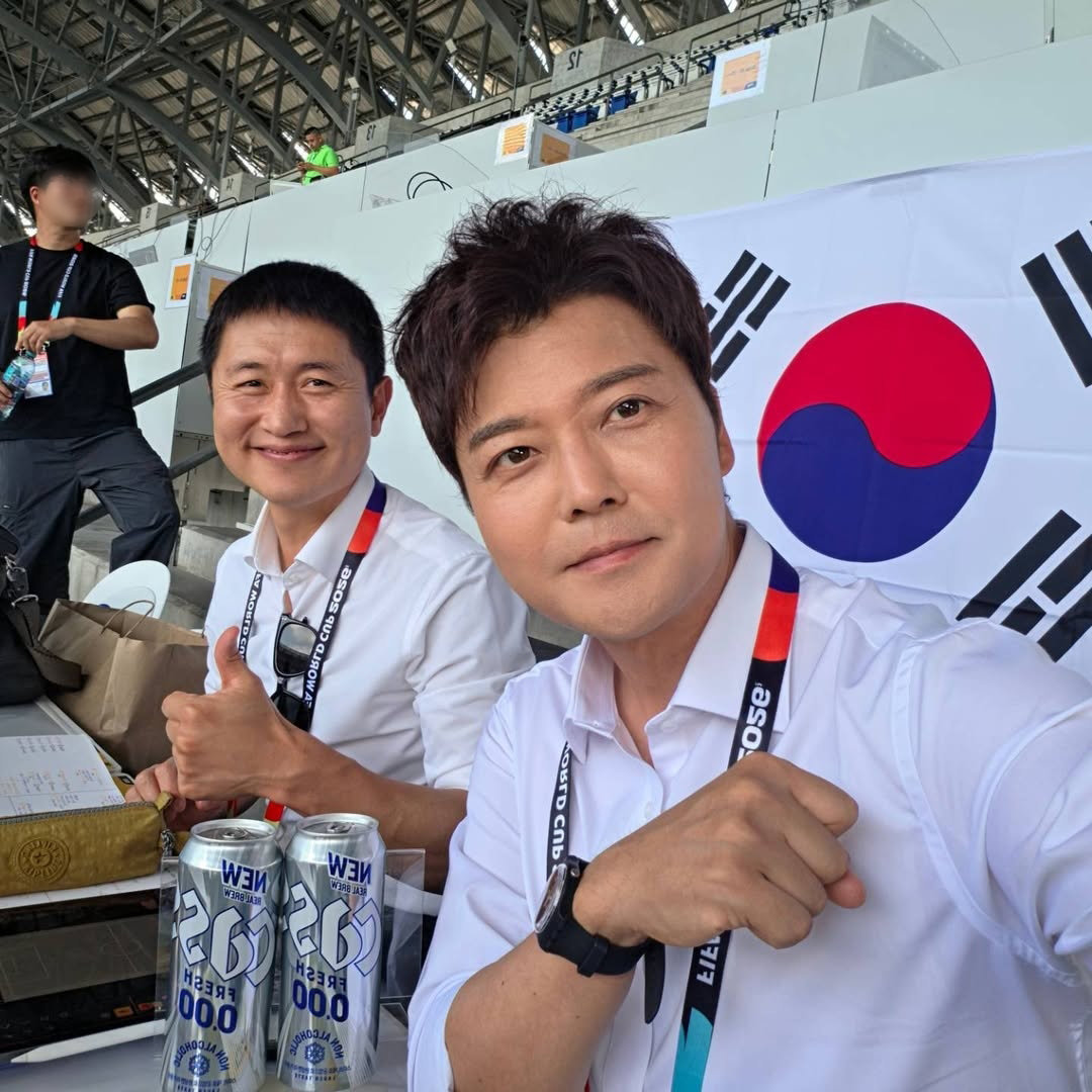 ‘캐스터 데뷔’ 전현무, 이영표와 태극기 앞 포착…“무조건 남아공 잡는다”