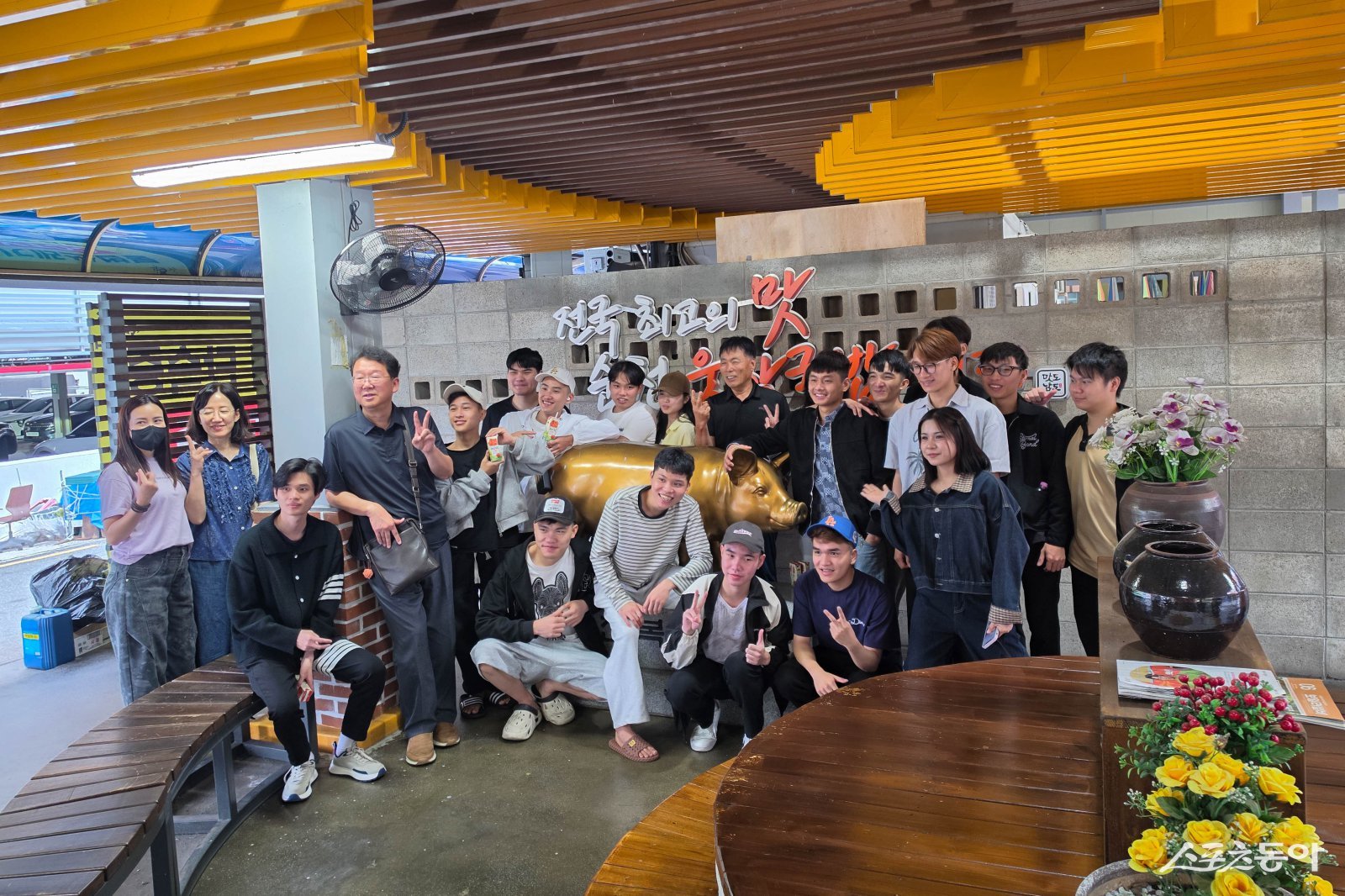 순천제일대학교 혁신지원사업단은 K산업기술학부 베트남 유학생 20여 명을 대상으로 웃장국밥거리 일원에서 6·25 기념 국밥 체험 행사를 진행하고 기념촬영을 하고 있다. 사진제공=순천제일대