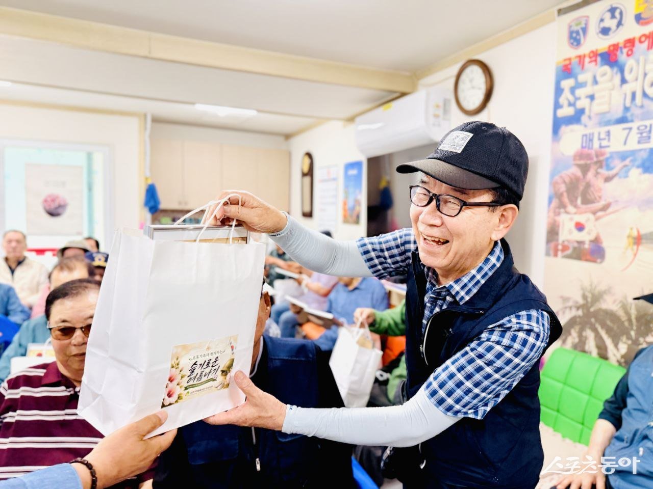 신천지자원봉사단 마산지부가 대한민국상이군경회 경남지부 마산지회 회원에게 ‘슬기로운 여름나기’ 키트를 전달하고 있다. (사진제공=신천지자원봉사단 마산지부)