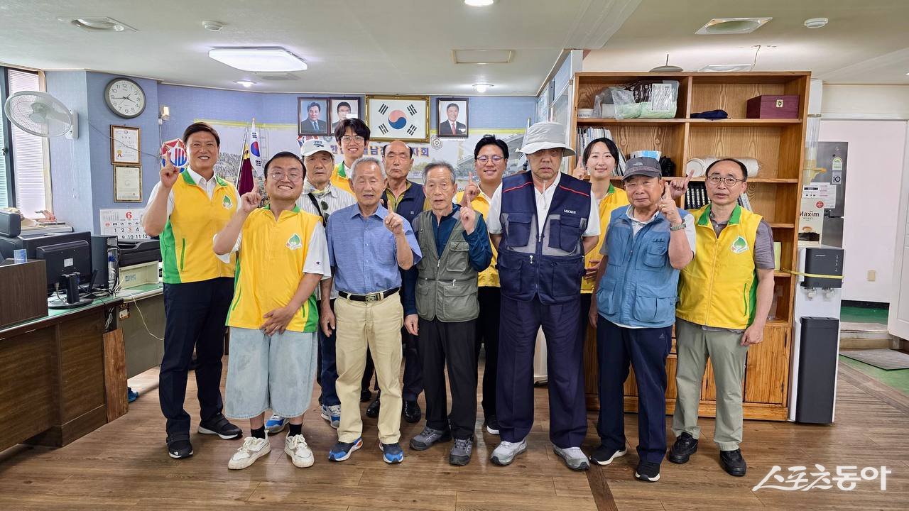 신천지자원봉사단 부산서부지부가 지난 23일 대한민국월남전참전자회 사하구지회를 방문한 가운데 보훈회원들과 기념촬영을 하고 있다. (사진제공=신천지 자원봉사단 부산서부지부)