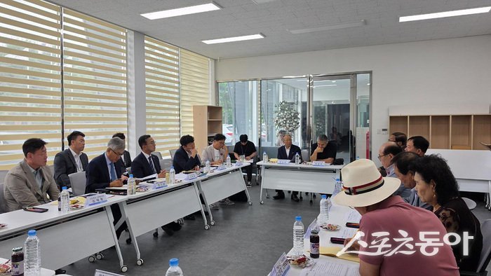 서영학 여수시장 당선인이 여순사건 유족회와 간담회를 진행하고 있다. 사진제공=여수시