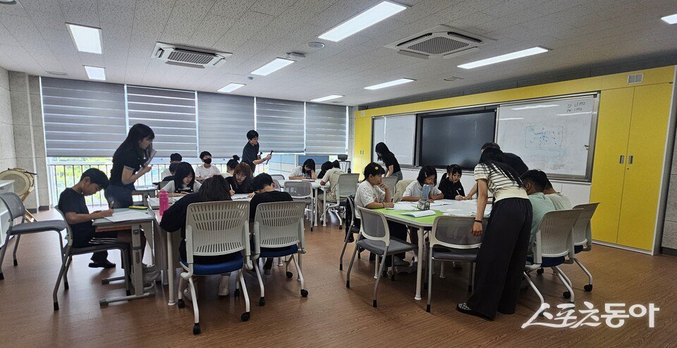 전라남도교육청이 학교 현장의 우수한 독서인문교육 사례를 발굴하고 공유하기 위해 운영 중인 ‘사서교사 서포터스’가 교육공동체의 관심을 모으고 있다. 사진제공=전라남도교육청