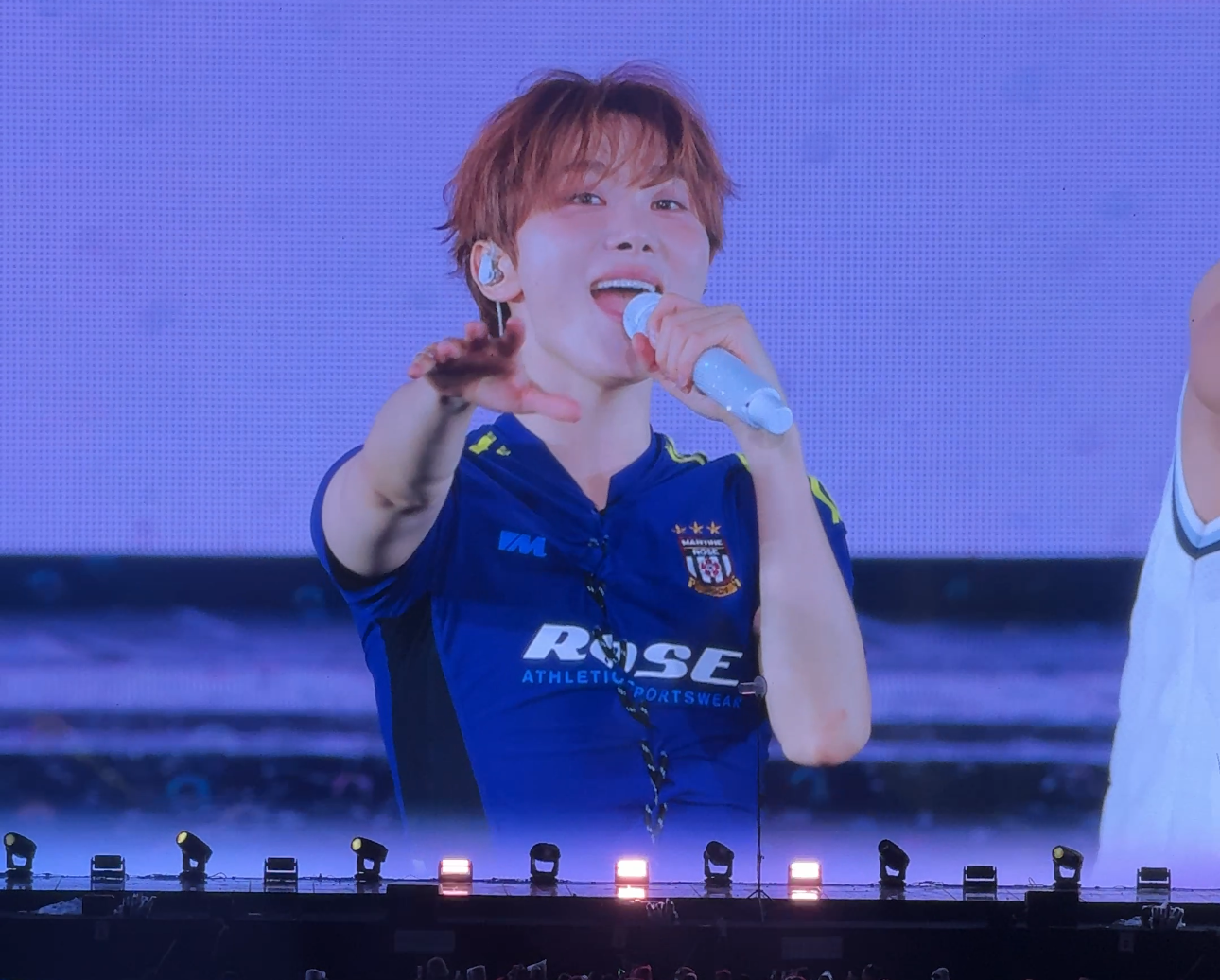 세븐틴의 멤버 승관이 10번째 팬미팅 무대에서 열창하고 있다. 팬미팅 현장에서 팬덤 ‘캐럿’의 떼창이 담긴 쇼츠가 높은 조회수를 기록했다. 사진제공 | 박현빈 기자( bakhb9@donga.com)