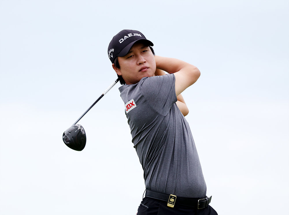 왕정훈이 25일 군산CC 토너먼트코스에서 열린 KPGA 군산CC 오픈 1라운드 1번 홀에서 티샷을 하고 있다. 사진제공 | KPGA