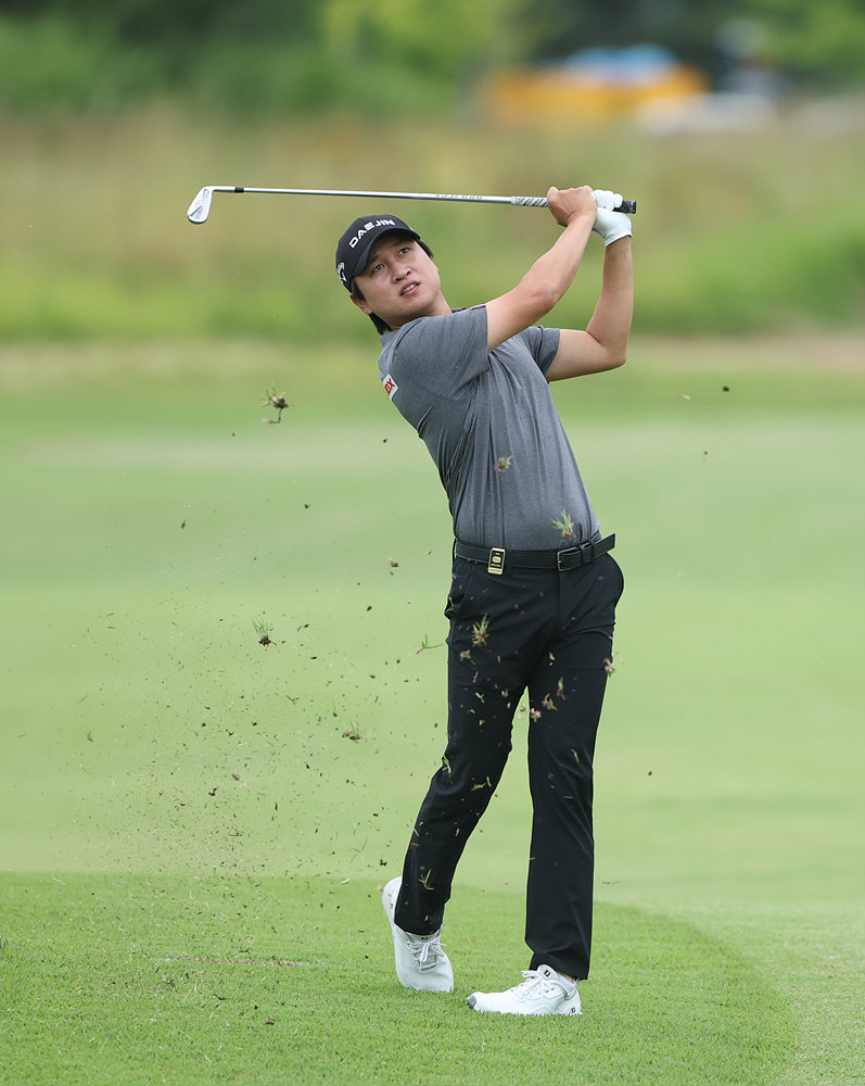 KPGA 군산CC 오픈 1라운드 10번 홀에서 두번째 샷을 하고  있는 왕정훈. 사진제공 | KPGA