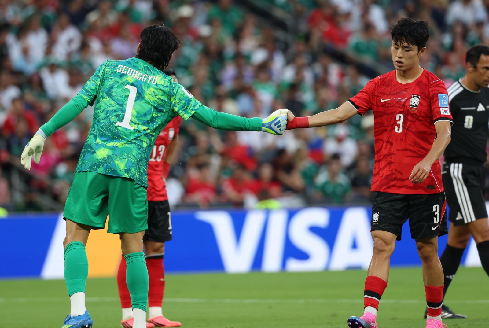 축구국가대표팀 수비수 이기혁(오른쪽)이 25일(한국시간) 멕시코 누에보레온주 몬테레이 스타디움서 벌어진 남아공전서 골키퍼 김승규(왼쪽)와 서로 격려하고 있다. 몬테레이│뉴시스