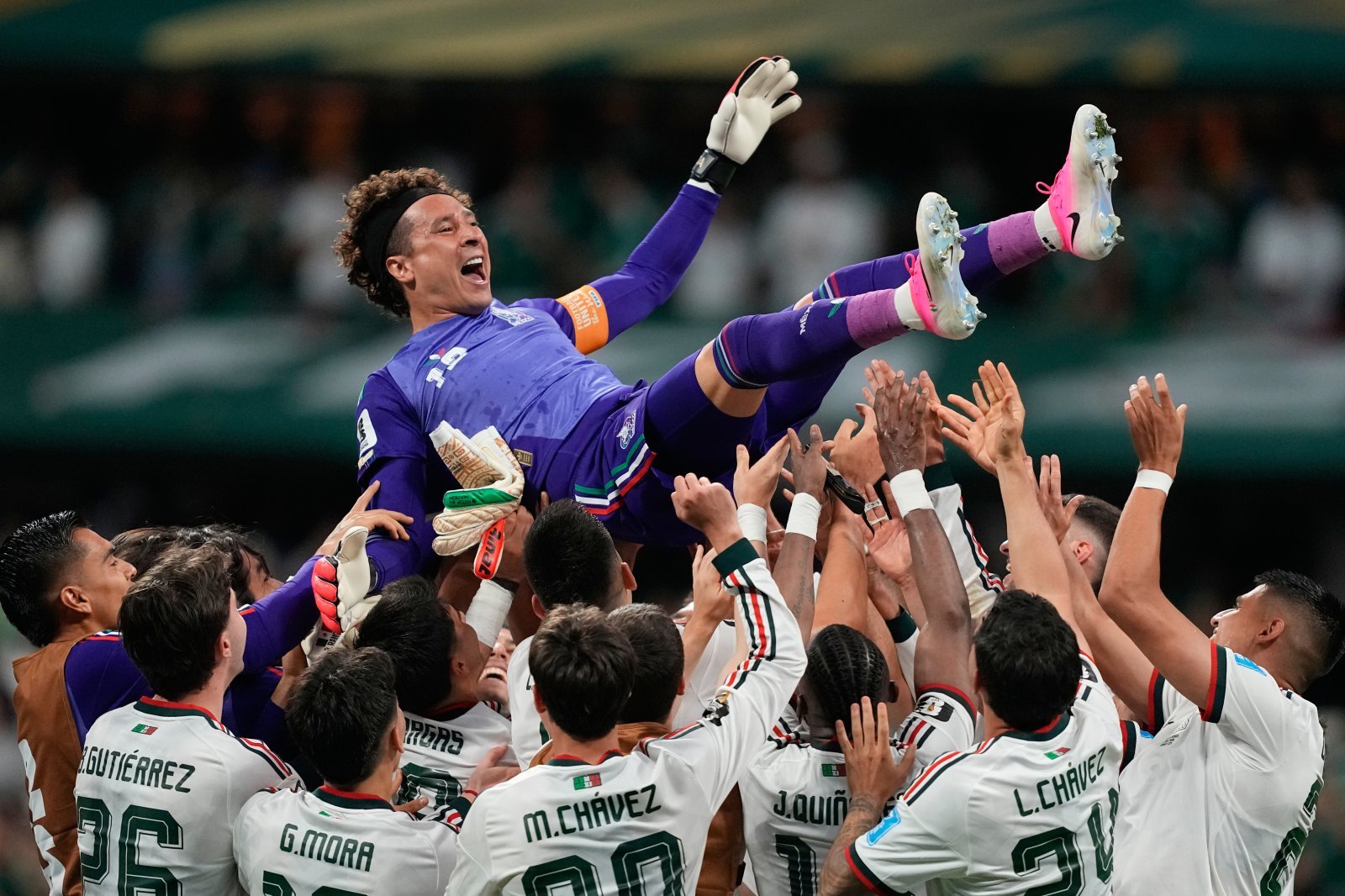 멕시코 축구대표팀 선수들이 25일(한국시간) 멕시코시티 스타디움에서 열린 체코와 북중미월드컵 조별리그 최종 3차전서 후반 교체 출전해 통산 6번째 월드컵 무대를 밟은 베테랑 GK 오초아를 헹가레하고 있다. 멕시코시티｜AP뉴시스