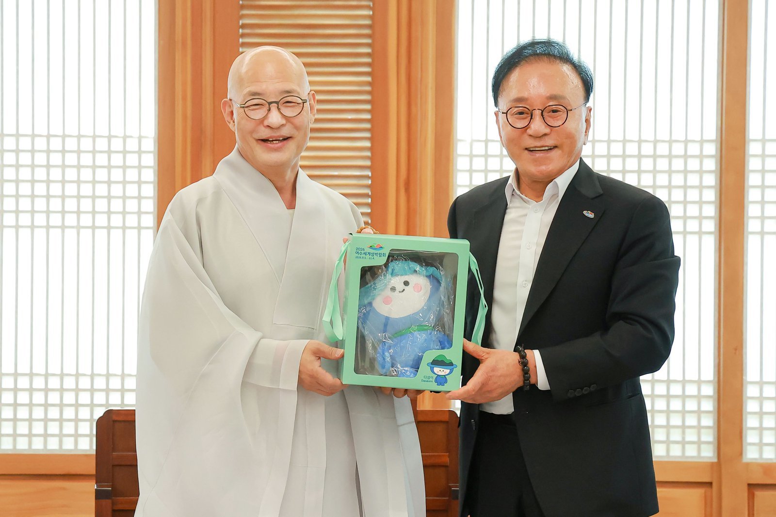 왼쪽부터 대한불교조계종 총무원장 진우스님과 여수세계섬박람회 박수관 조직위원장.