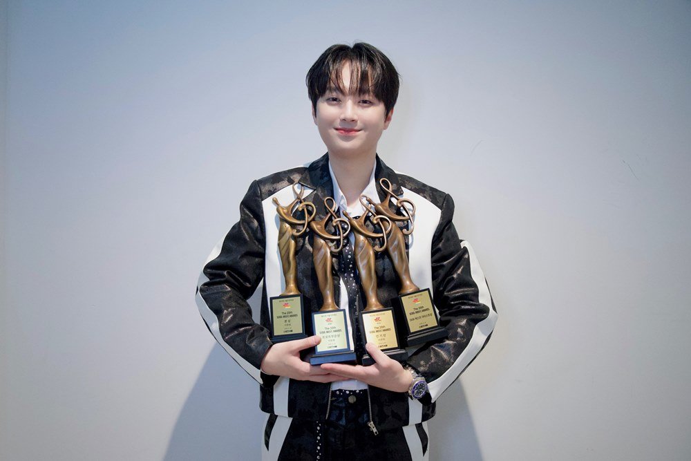 이찬원 “4관왕 될 줄 몰랐다”…팬 사랑에 웃은 ‘서울가요대상’