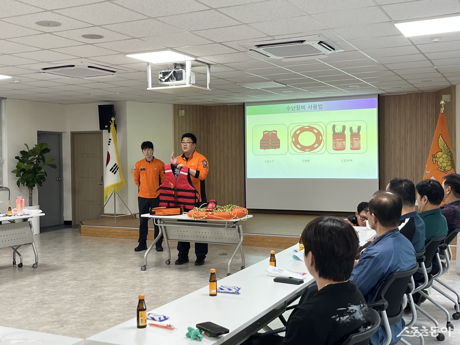 화순군은 지난 24일 화순소방서와 함께 물놀이 안전관리요원을 대상으로 안전교육과 구조·구급 훈련을 실시했다고 밝혔다. 사진제공=화순군