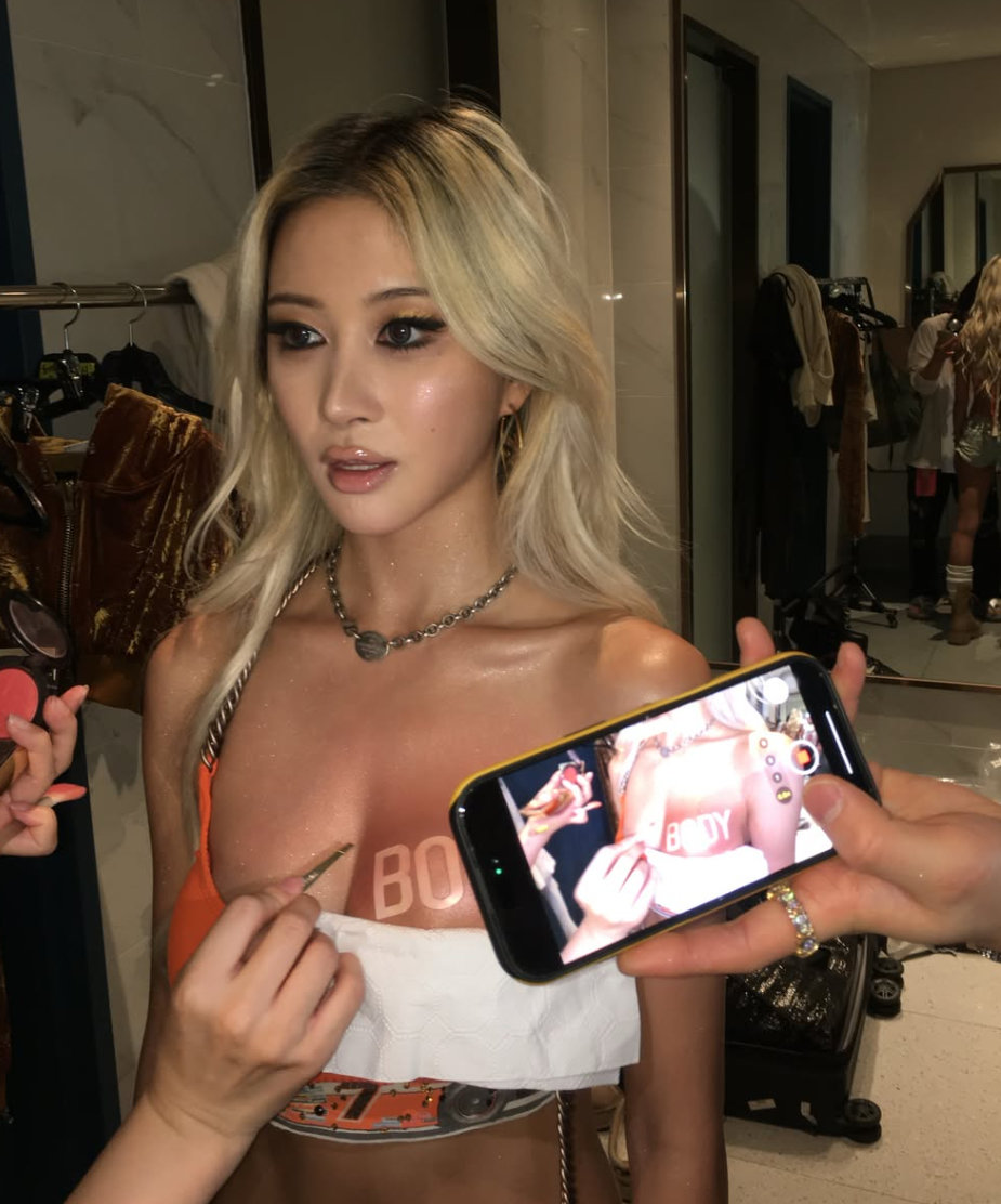 다영, 가슴에 ‘바디’ 페인팅…탄탄 복근 ‘시선 강탈’ [DA★]