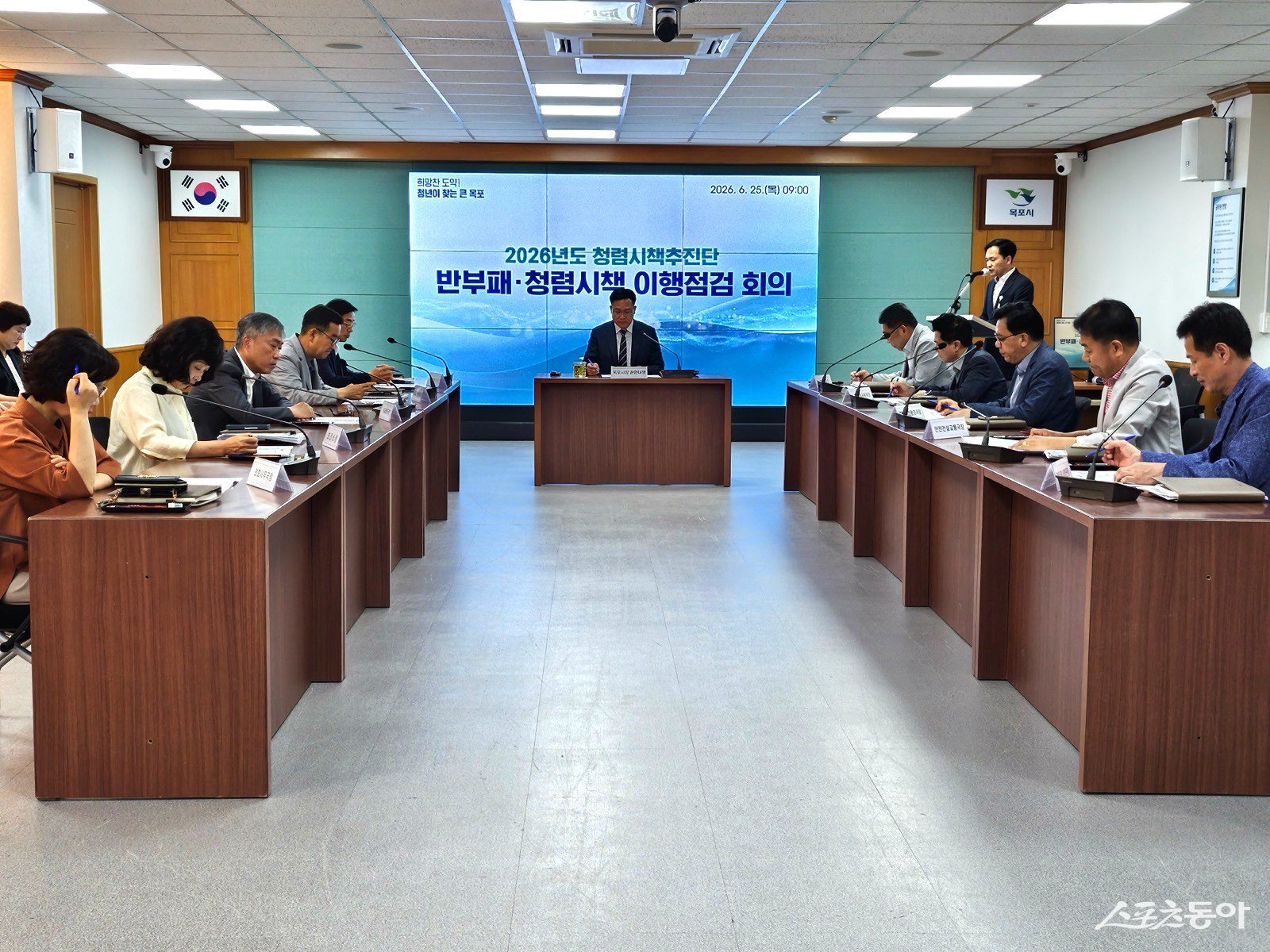 목포시는 지난 25일 조석훈 목포시장 권한대행 주재로 ‘2026년도 청렴시책추진단 반부패·청렴시책 이행점검회의’를 열고 상반기 추진 성과를 점검하는 한편 하반기 청렴정책 추진 방향을 논의했다고 밝혔다. 사진제공=목포시