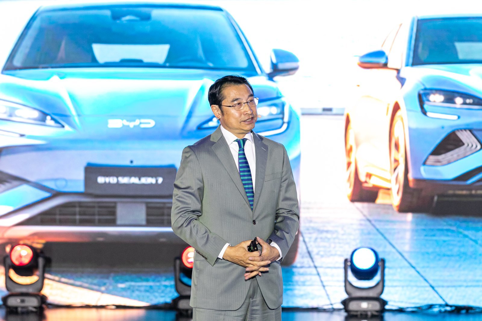 류쉐량 BYD 그룹 부총재가 ‘2026 부산모빌리티쇼’에서 전기차 기반의 플러그인 하이브리드(PHEV) 기술인 ‘DM-i’를 탑재한 시라이언 6를 소개하고 있다. 사진제공|BYD 코리아