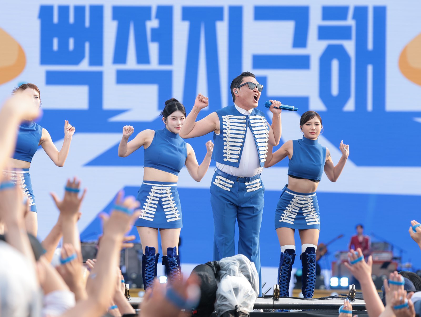 올여름 가장 뜨거운 오프닝, 결국 싸이였다 [DA리뷰]