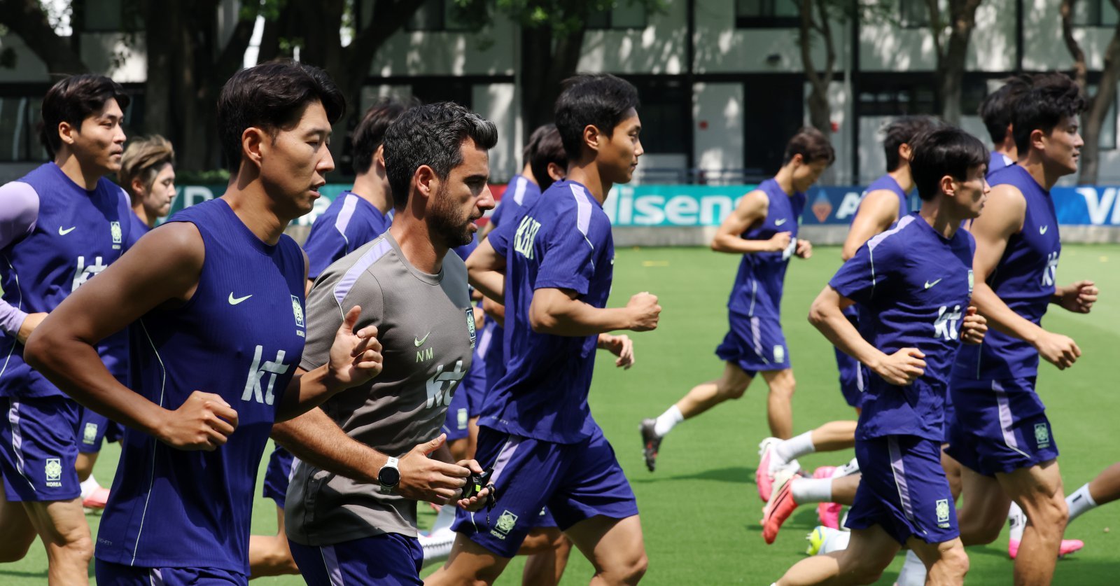 축구국가대표팀 선수들이 27일 멕시코 할리스코주 사포판의 치바스 베르데 바예서 가볍게 뛰며 몸을 풀고 있다. 사포판｜뉴시스