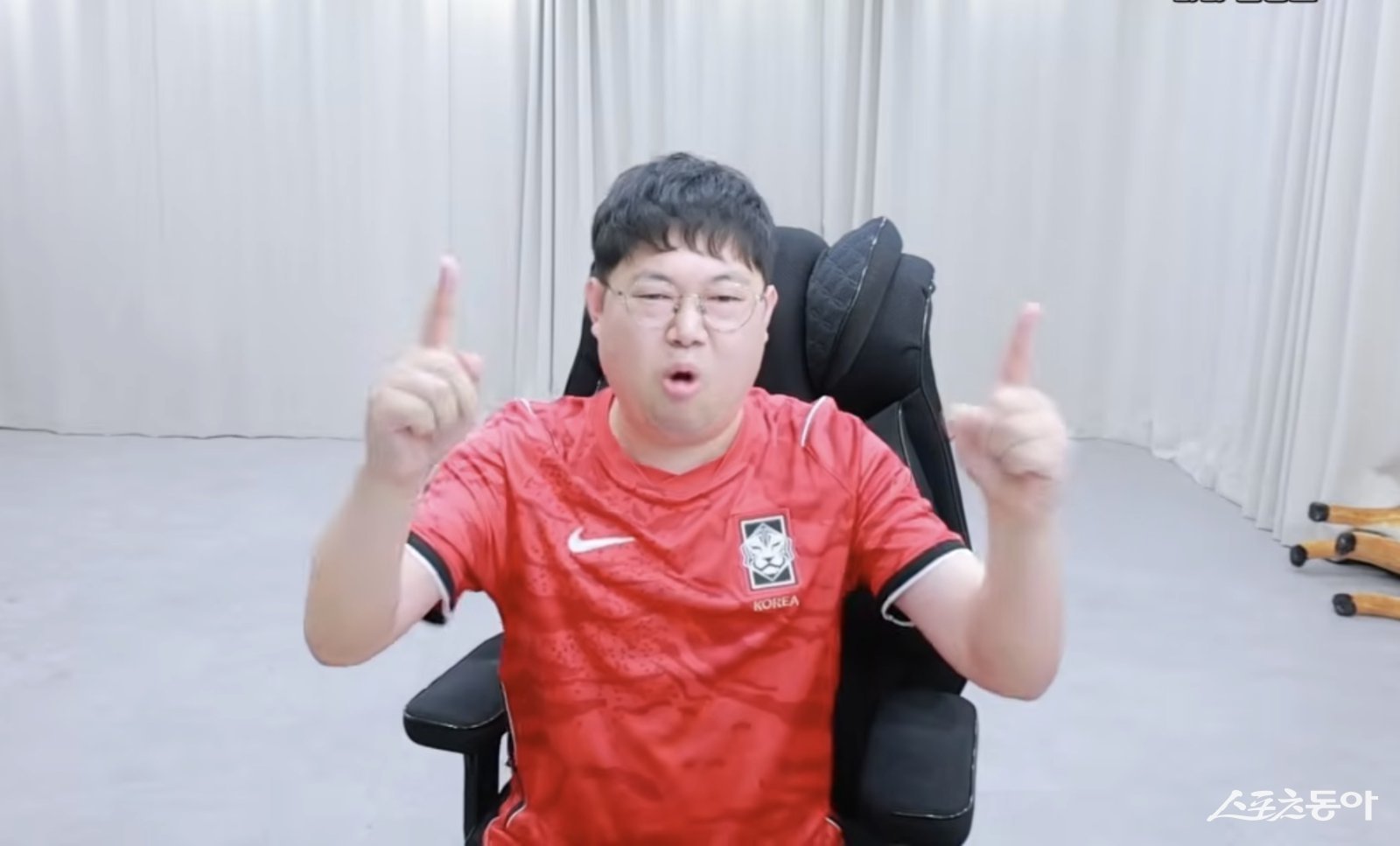 축구 전문 크리에이터 감스트가 개인 방송을 통해 홍명보 감독의 즉각적인 퇴사를 요구했다. 사진제공 | 감스트 유튜브