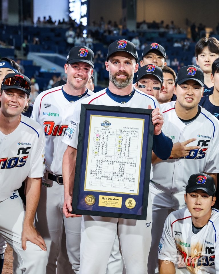 맷 데이비슨(가운데)은 26일 창원 키움전을 끝으로 NC와 동행을 마무리했다. 그는 국내 구단과 해외 구단 등 다양한 선택지를 열어두고 선수 생활을 이어갈 계획이다. 사진제공｜NC 다이노스