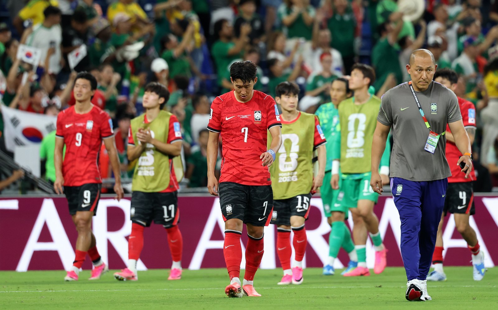 축구국가대표팀 선수들이 25일(한국시간) 몬테레이 스타디움서 열린 북중미월드컵 조별리그 A조 최종 3차전 남아공전서 0-1로 패한 뒤 아쉬워하고 있다. 몬테레이｜뉴시스