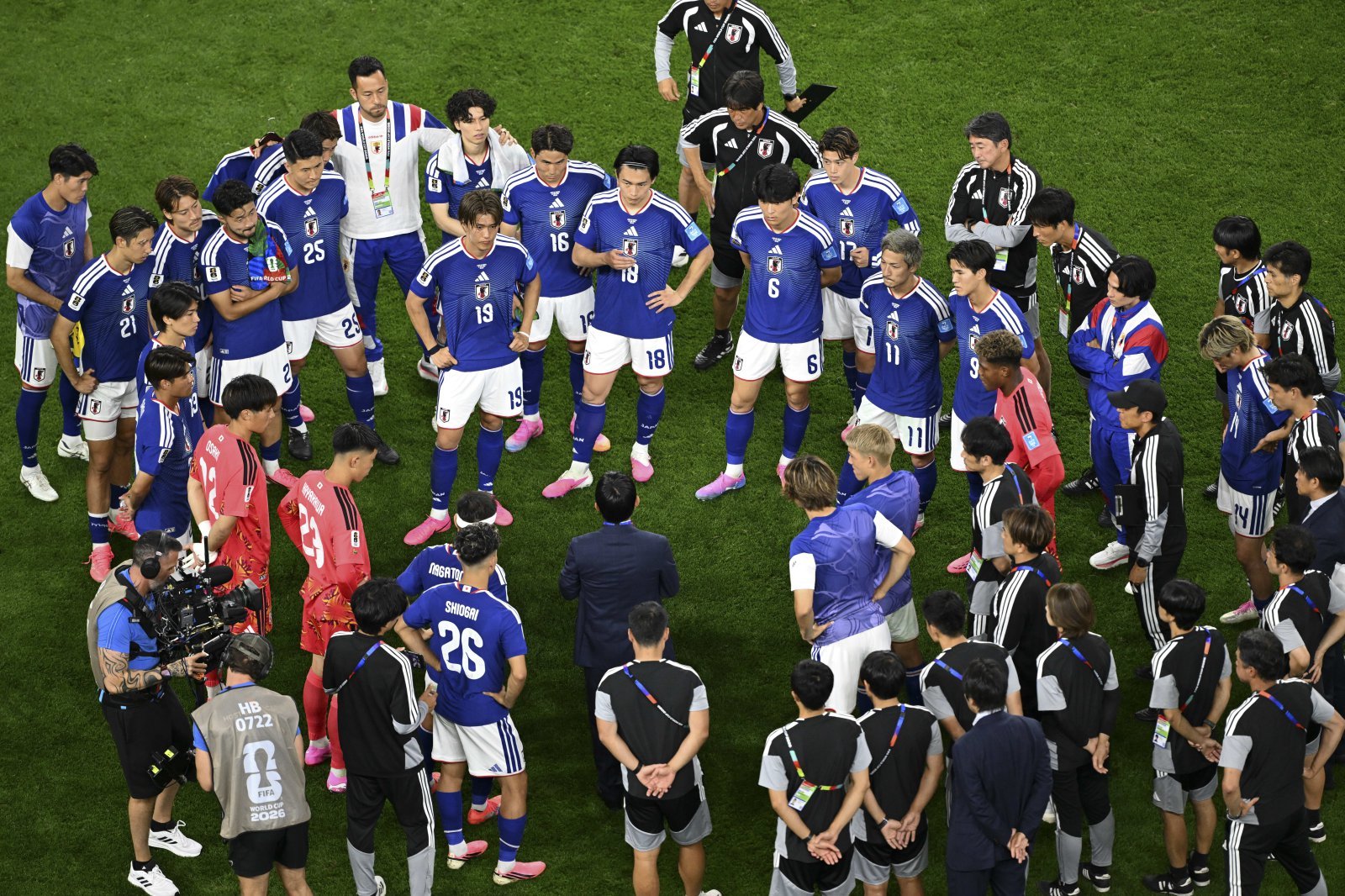 일본 선수들이 26일(한국시간) 미국 텍사스주 댈러스 스타디움서 벌어진 스웨덴전서 1-1로 비겨 32강 진출을 확정한 뒤 모여서 이야기를 나누고 있다. 댈러스│신화뉴시스
