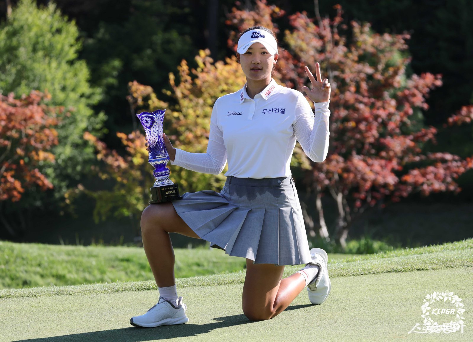 시즌 3승 달성을 자축하고 있는 김민솔. 사진제공  | KLPGA