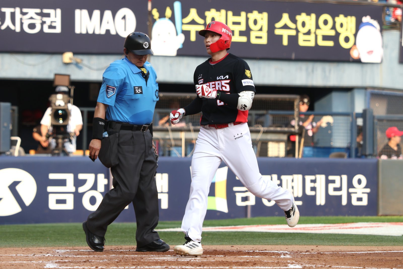 KIA 김호령이 28일 잠실 두산전 5회초 2점홈런을 쳐낸 뒤 홈을 밟고 있다. 사진제공｜KIA 타이거즈