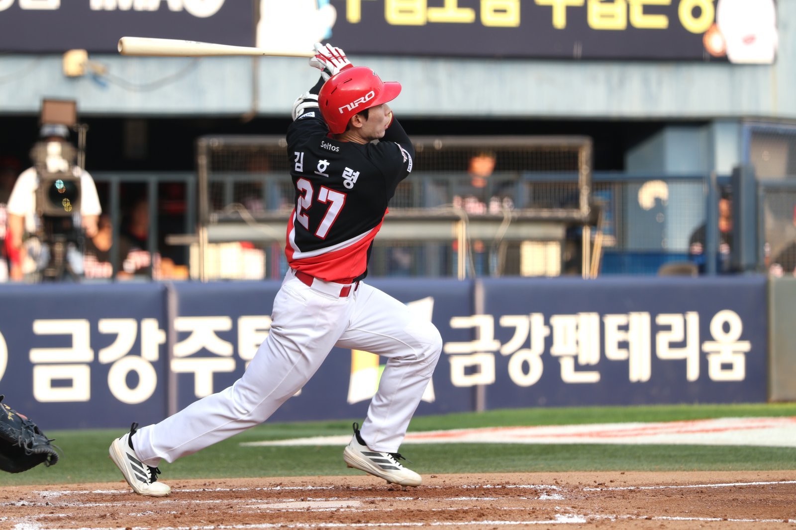 KIA 김호령이 28일 잠실 두산전 5회초 2점홈런을 쳐낸 뒤 타구를 응시하고 있다. 사진제공｜KIA 타이거즈