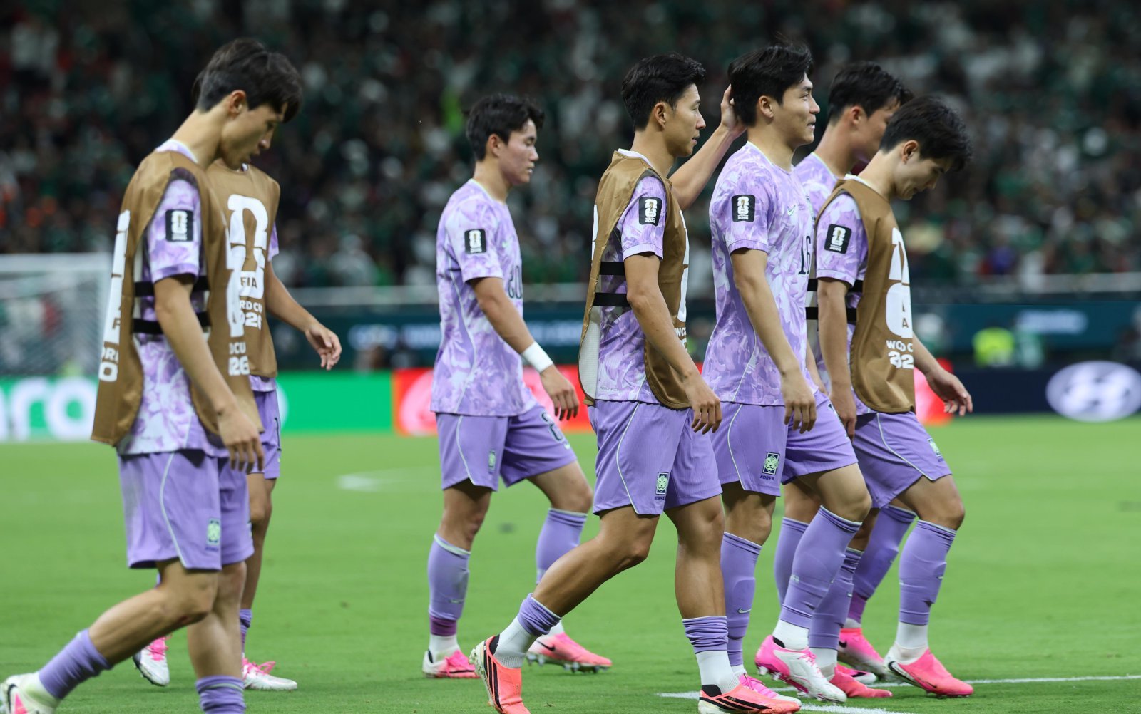 축구국가대표팀 선수들이 19일(한국시간) 멕시코전서 0-1로 패한 뒤 아쉬워하고 있다. 과달라하라│뉴시스