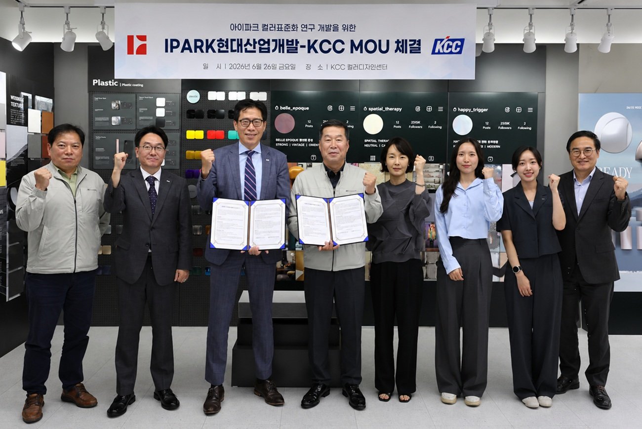 박희윤 IPARK현대산업개발 개발본부장(왼쪽에서 세 번째)와 백창기 KCC 부사장(왼쪽에서 네 번째)이 업무협약을 체결하고 있다. 사진제공|HDC현대산업개발