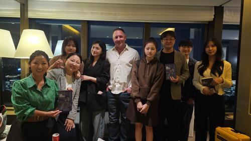 4월 서울에서 열린 간담회에서 작가 마이클 에반스(가운데)와 한국 협업팀이 기념촬영을 하고 있다. 왼쪽부터 박은희 작가, 킴스노트 뮤지컬 패밀리 관계자, 디아(DIA), 마이클 에반스, 승희 등.
