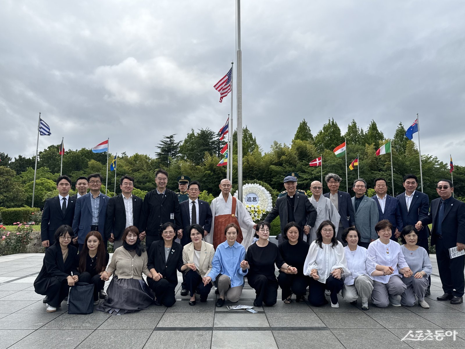 국제종교연합이 지난 26일 오후 부산 남구 유엔기념공원에서 불교·기독교·천주교 등 각 종교 지도자와 관계자 50여 명이 참석한 가운데 관계자들이 기뇸촬영을 하고 있다. (사진제공=국제종교연합)